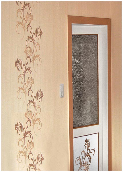 Gestaltung einer Wandfläche und Tür, inklusive die Übertragung der Ornamente in die Türfüllung.